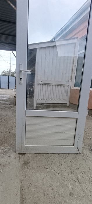 Пластиковая дверь б/у