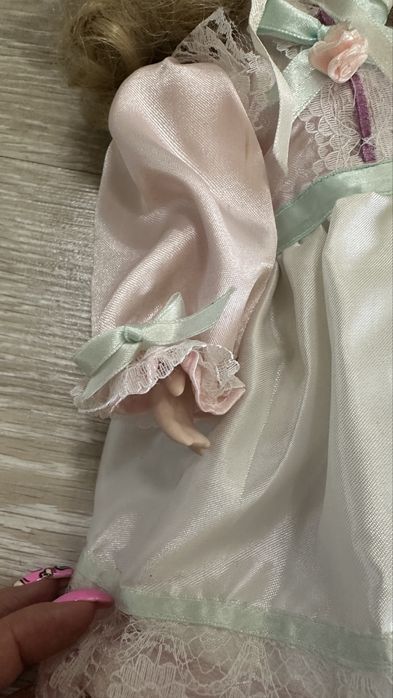 Кукла фарфоровая