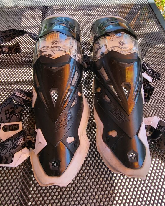 Предпазни кори за коленете на мотористи