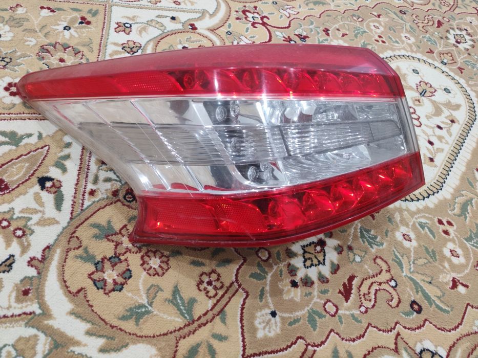 Продам  задний правый фары