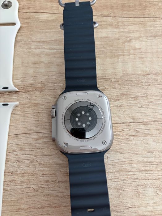 Apple Watch Ultra 49mm Titanium с кутия и 4 каишки, отлично състояние