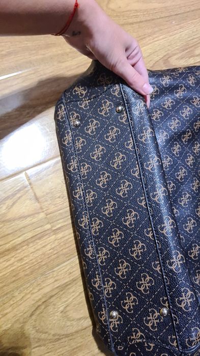 Geanta Guess pe Umar Maro & Auriu Mare