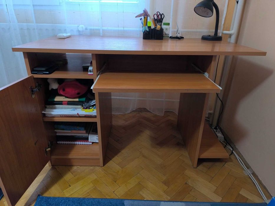 Продавам бюро, запазено, без следи от употреба