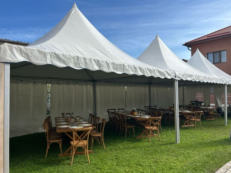 Mese de lemn si scaune pentru evenimente in aer liber