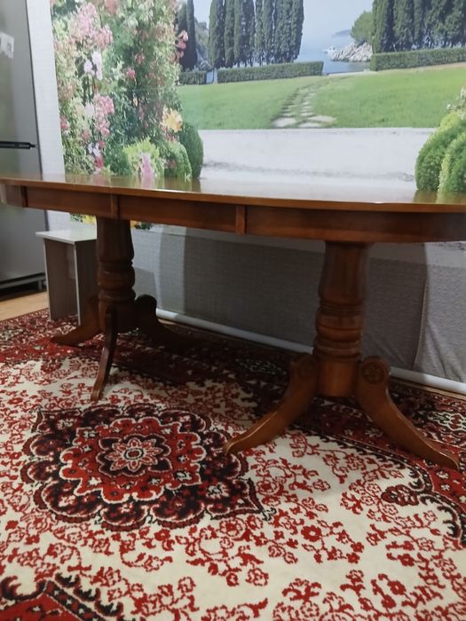 Продам стол для гостиной