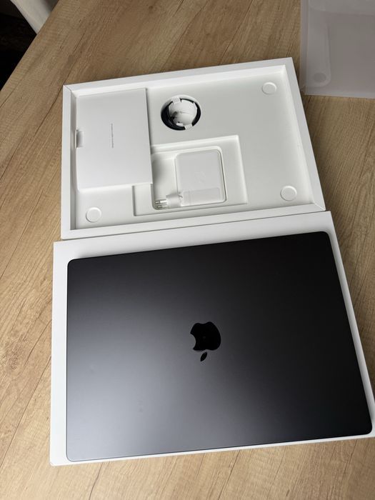 Macbook Pro 16”  M4 Max + Garantia icare+ 2027