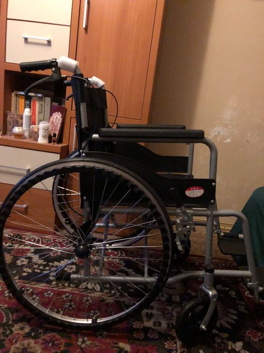 scaun cu rotile negru