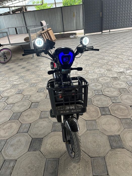 Продам скутер ск8