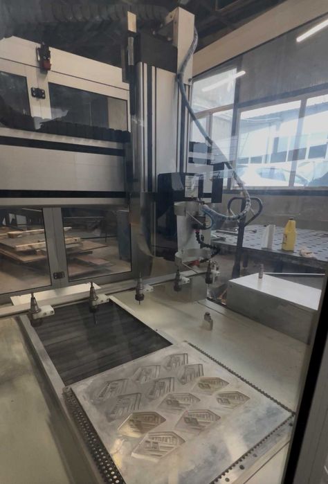 Vand /Inchiriez CNC . 5 AXE 750X750 MM