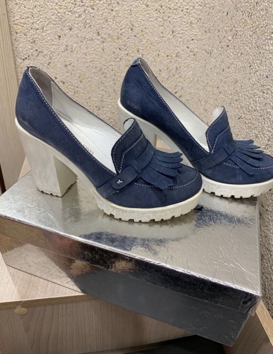 Лоферы на каблуке