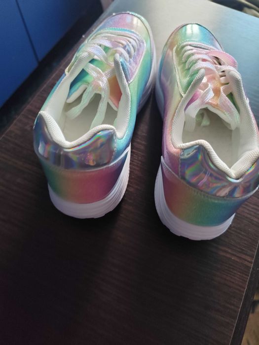 Цветни маратонки