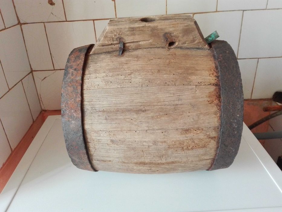 Класьор с марки и стар конски бъкел .