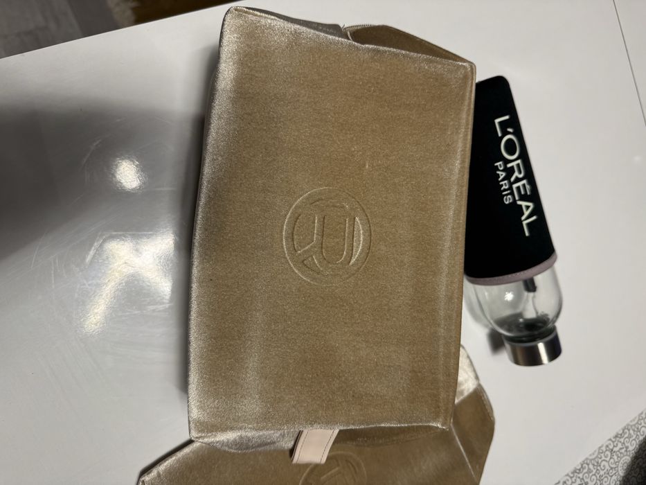 Козметичен несесер и бутилка Лореал
