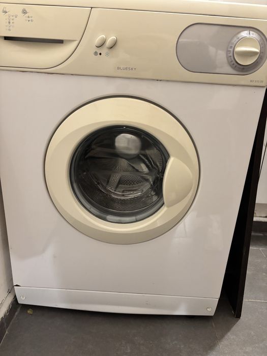 Пералня в много добро състояние без забележки и проблеми