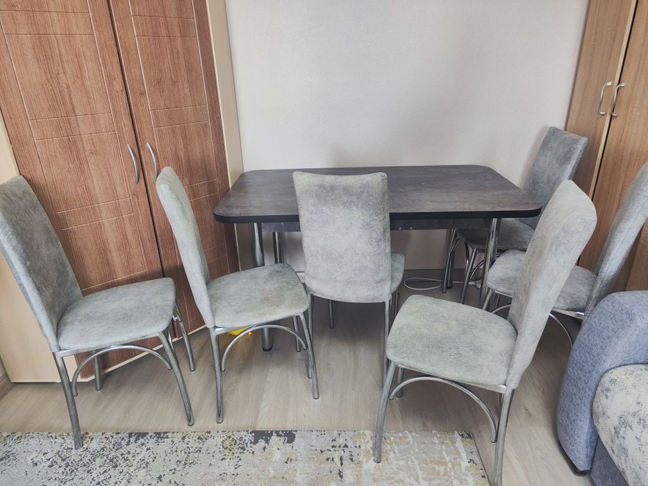 Стол со стульями