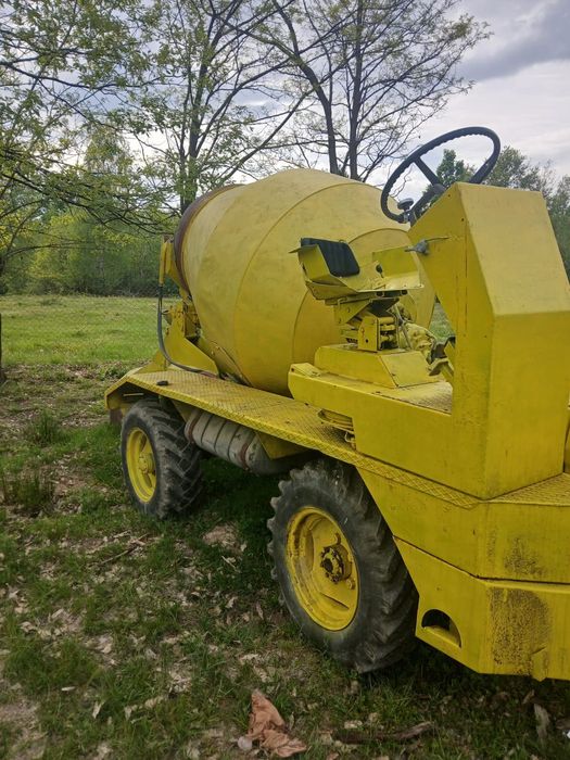 Autobetoniera 4x4 în stare de funcționare