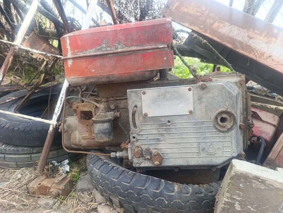 Тракторшы маторы, степ тұрған матор