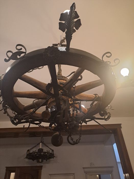 Vand lustre din roti de caruta autentice si fier forjat