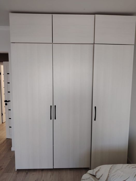 Продаётся шкаф. Размеры высота 2м59см. Ширина 1м95см. Глубина 60см.
