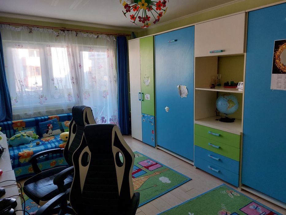 Vând apartament cu 4 camere în Plopilor