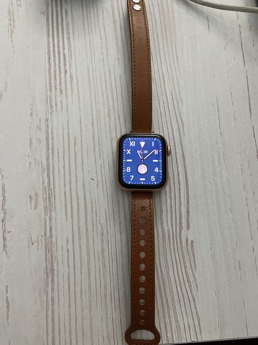 Продам часы Apple Watch SE