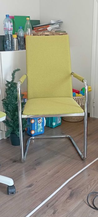 Офис стол - 2 броя. Обща цена 100 лв. Нова тапицерия!