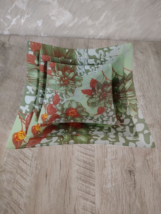 Продам набор салатник и конфетницу.