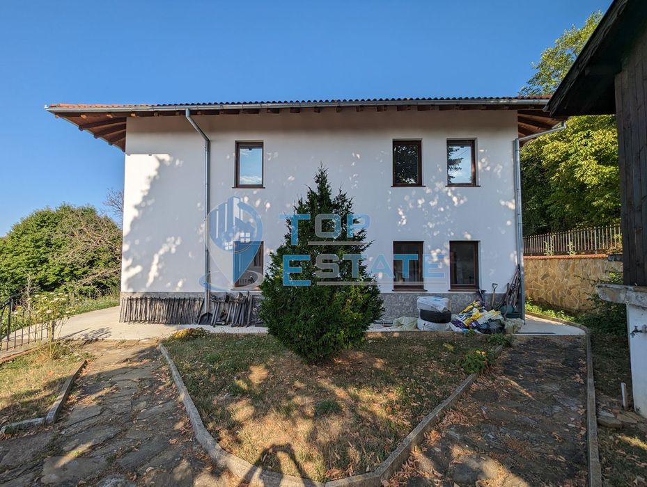 Новопостроена масивна къща в Тревненския балкан