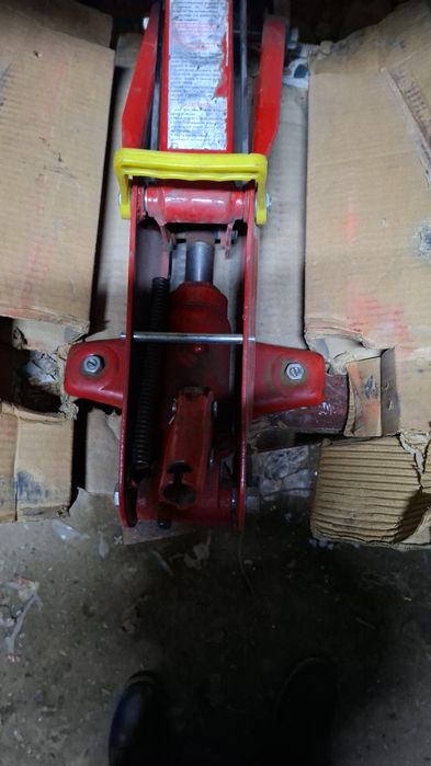 Продам домкрат новый