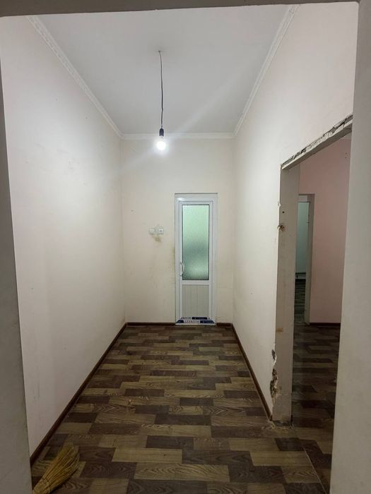 Срочна сотилади иззат кучасида  уй 1хона 42кв/м