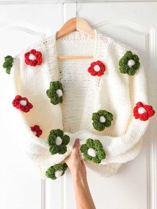 Hăinuțele tricotate și croșetate manual.