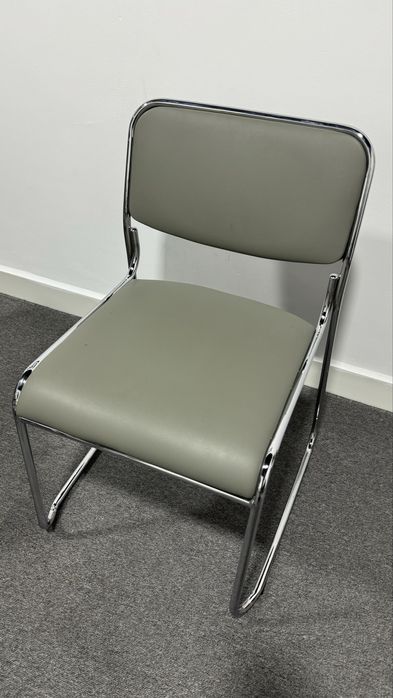 Продаются стильные и удобные офисные стулья.