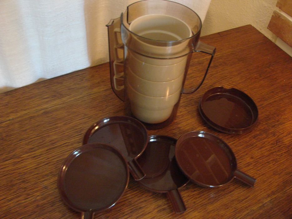 CAMPING Accesorii : CANA cu 4 CESTI mari si farfuriute din plastic