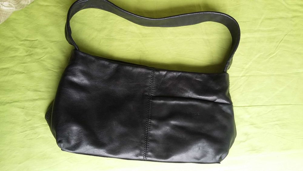 Оранжева италианска кожена чанта и черна кожена чанта