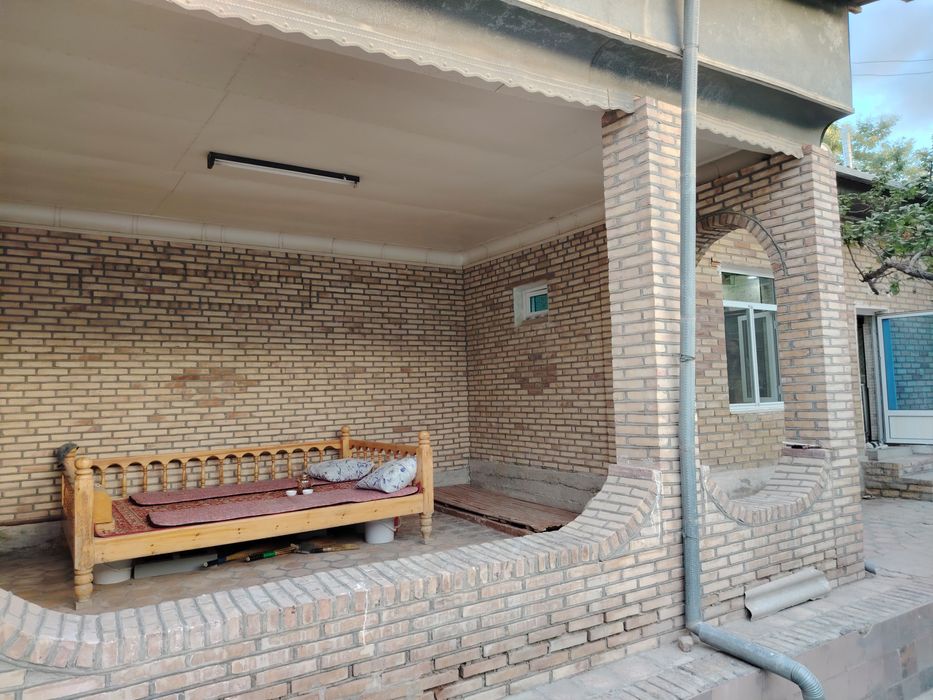 Шахар  марказида  жойлашган  барча  кулайликларга  эга  ховли  тезда