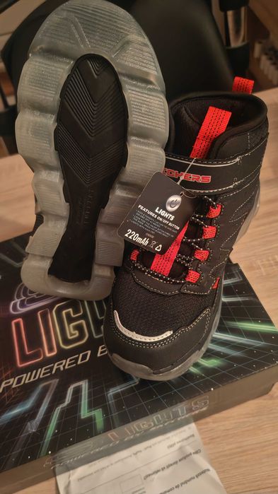 Vând ghete noi ,in cutie,Skechers, cu lumini, copii 34