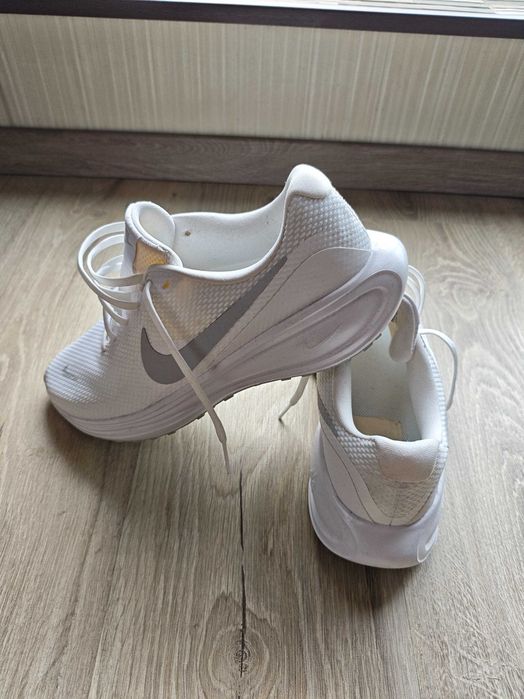 Nike бели маратонки