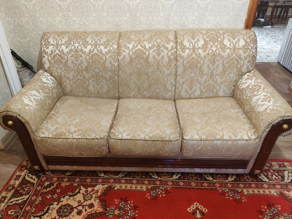 Продам диван,  кресло в подарок