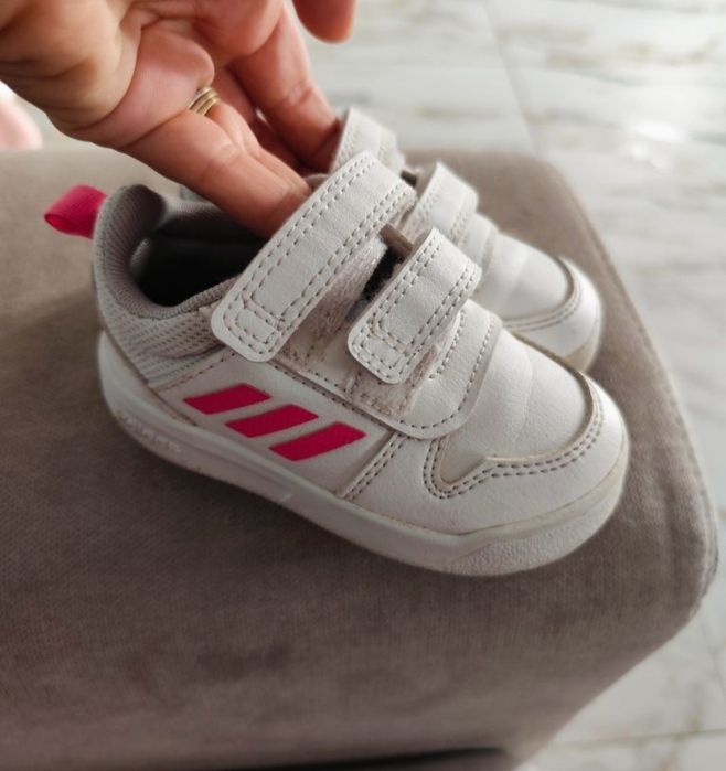 Vând adidași fetiță