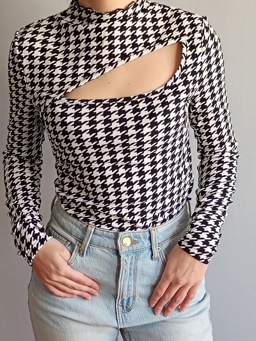 Черно-бяла блуза с геометричен дизайн