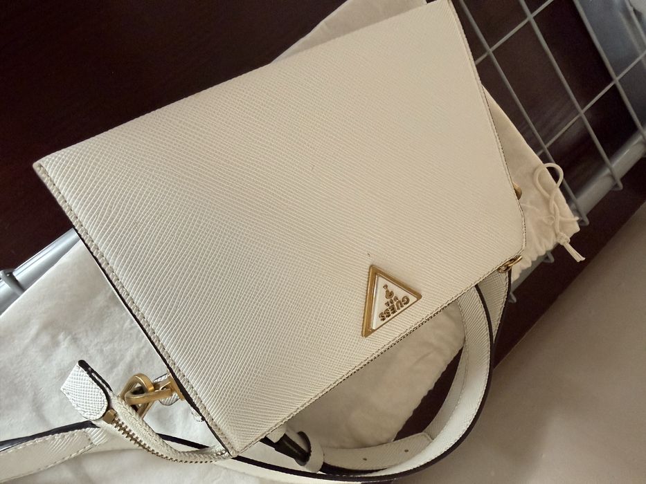 Бяла чанта Guess