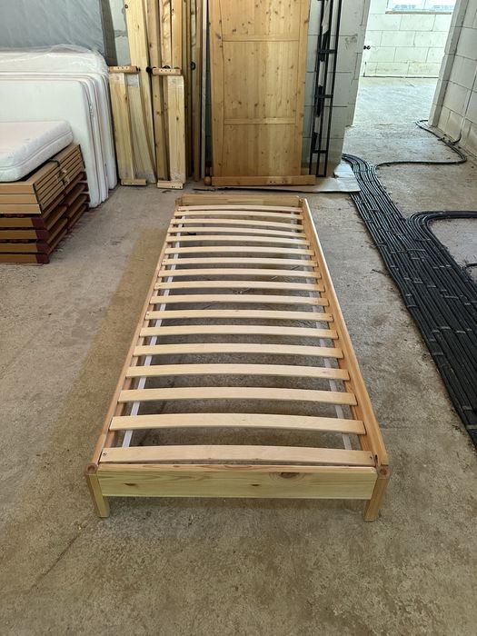 Mobilă import Austria           Paturi 90x200 saltele, masuta lemn masiv, chiuveta