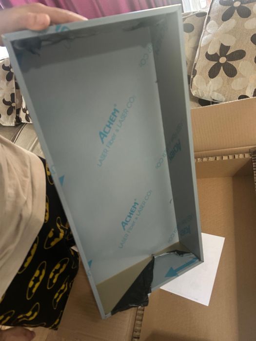 Raft baie incastrat in perete