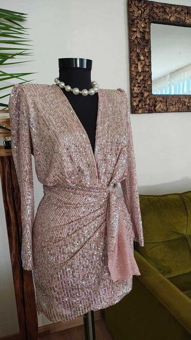 Rochie Poema superbă  mărimea S  material elastic, cu umeri buretati.