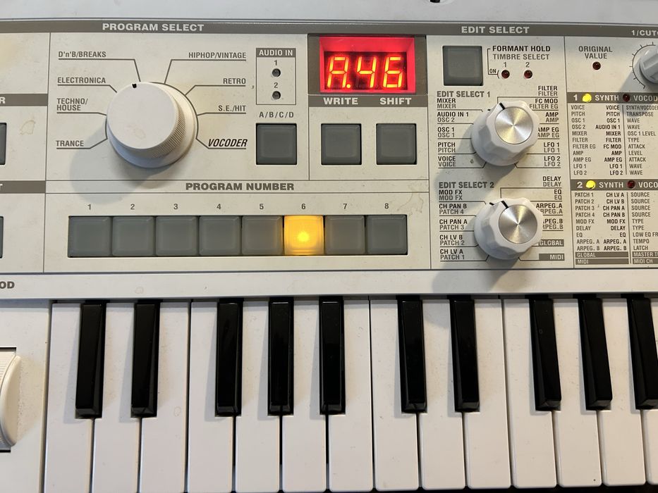 Sintetizator polyfonic cu speaker - Korg Microkorg