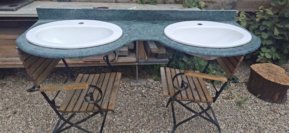 Blat de marmura  de india verde cu 2 lavoare pentru o baie eleganta.