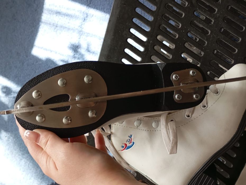 Продам коньки новые