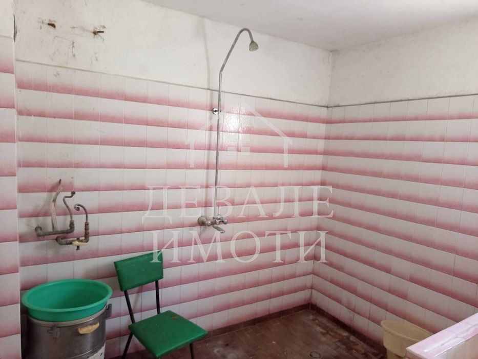 Продава се масивна двуетажна къща в центъра