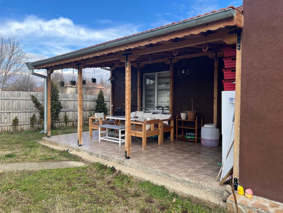 Продава се нова къща в близко до Казанлък село