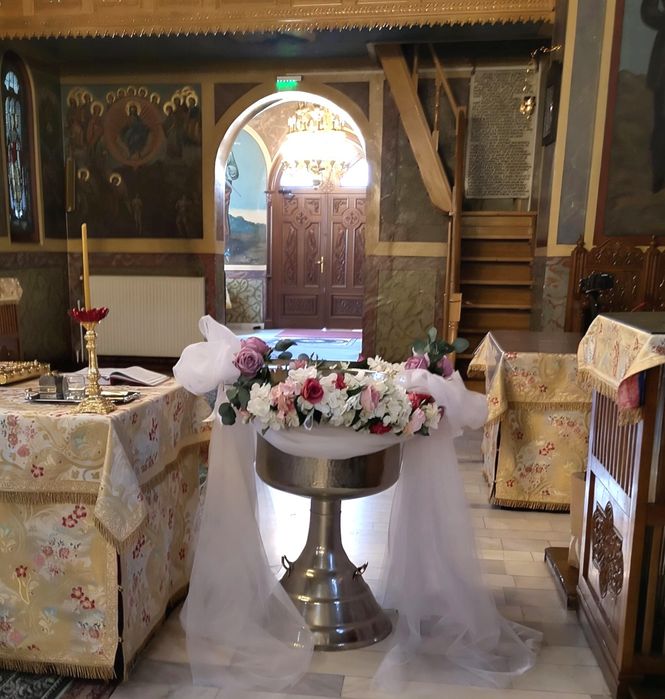 Decor cristelnita botez aranjament flori și tu